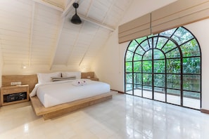 Tabla de planchar con plancha y ropa de cama 