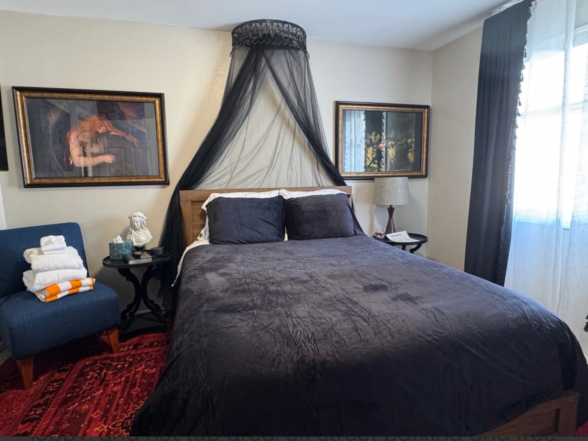 Luxury Room, 1 King Bed, Hot Tub | Free WiFi, bed sheets