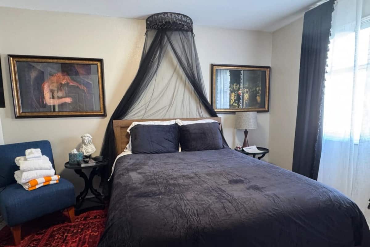 Luxury Room, 1 King Bed, Hot Tub | Free WiFi, bed sheets