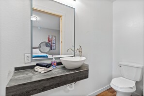 Douche, serviettes fournies, savon, shampoing