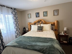Luxury-Zimmer, 1 Queen-Bett, Whirlpool | Kostenloses WLAN, Bettwäsche