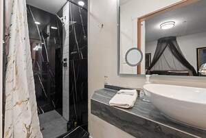 Ducha, toallas, jabón, shampoo