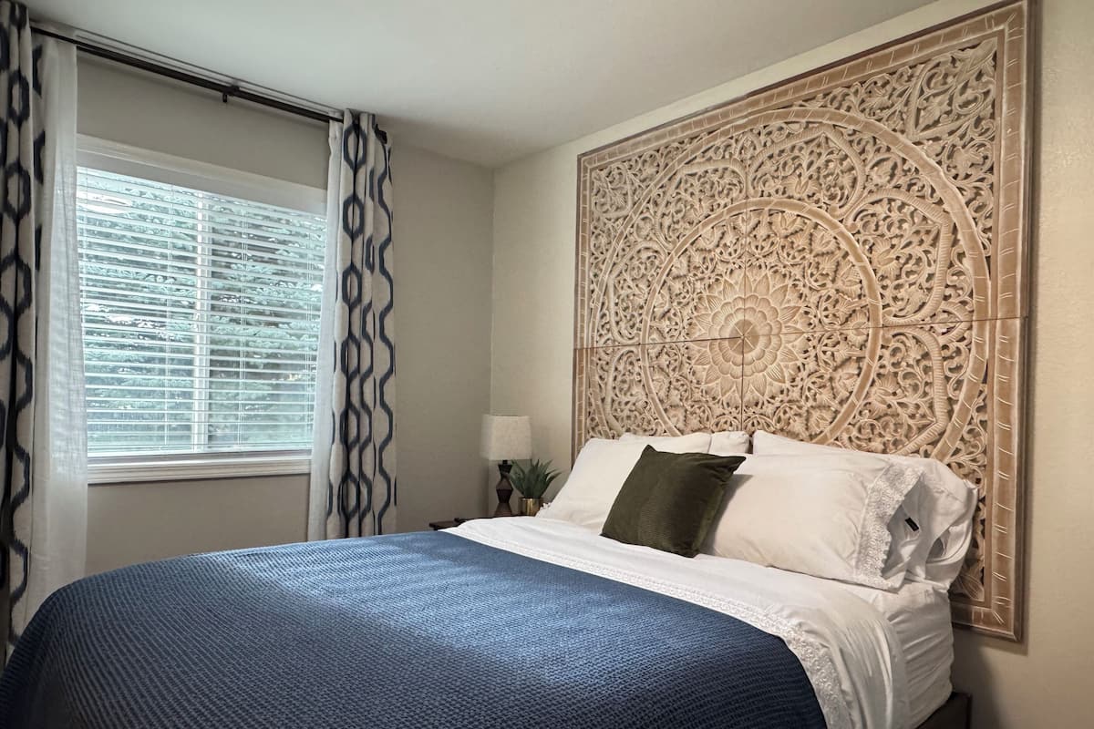 Luxury Room, 1 Queen Bed, Hot Tub | Free WiFi, bed sheets