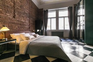 2 bedrooms, iron/ironing board, WiFi, bed sheets - 2 Bed Flat - Sleeps 3 - Wifi (Praha 1)