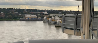 2 Bed Flat - Sleeps 4 - Parking - WIfi