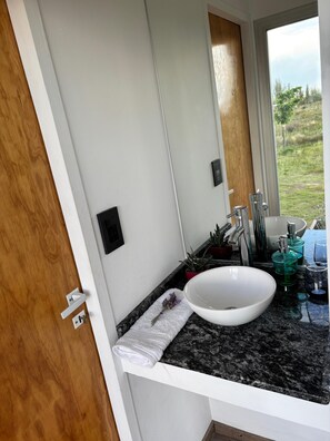 Shower, bidet, towels, toilet paper