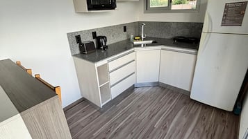 Fridge, oven, toaster, cookware/dishes/utensils