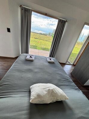 3 bedrooms, WiFi, bed sheets, wheelchair access