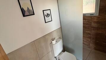 Douche, bidet, serviettes fournies, papier toilette