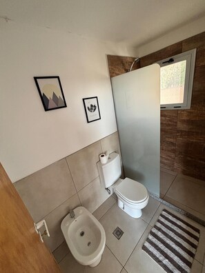 Shower, bidet, towels, toilet paper - HomeBox Cabaña en San Rafael Mendoza (Mendoza)