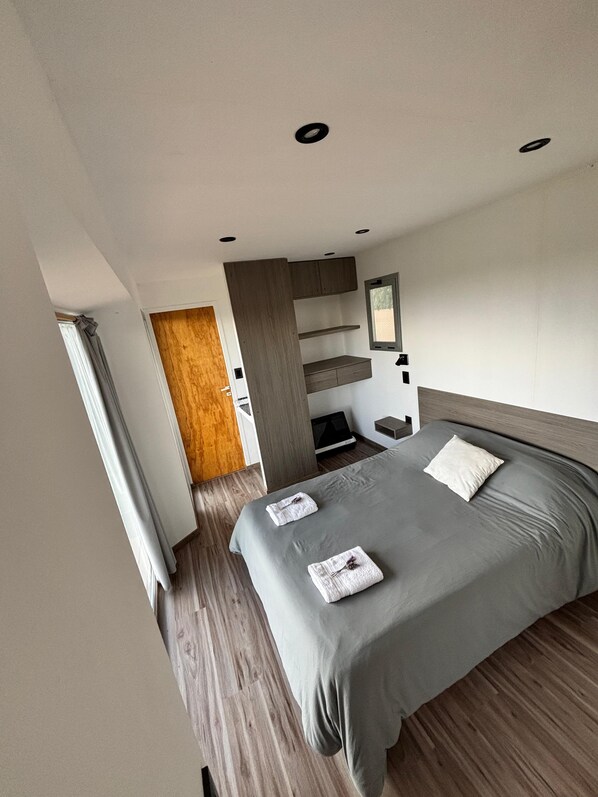 3 bedrooms, WiFi, bed sheets, wheelchair access