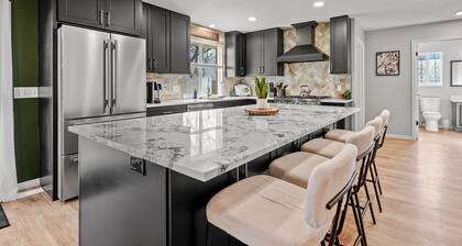 7-Bedroom Home with Hot Tub – Near Ski Resorts, SLC & Convention Centers