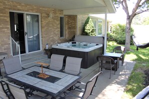 Outdoor dining - Cherry Hill Retreat | 7-Bedroom Luxury Stay Near Ski Resorts (Sandy)