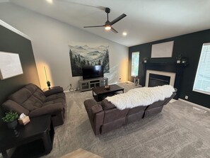 TV connectée, cheminée, baby-foot