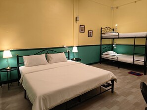 Desk, free WiFi - During Moonshine Hostel Samyan (Bangkok)