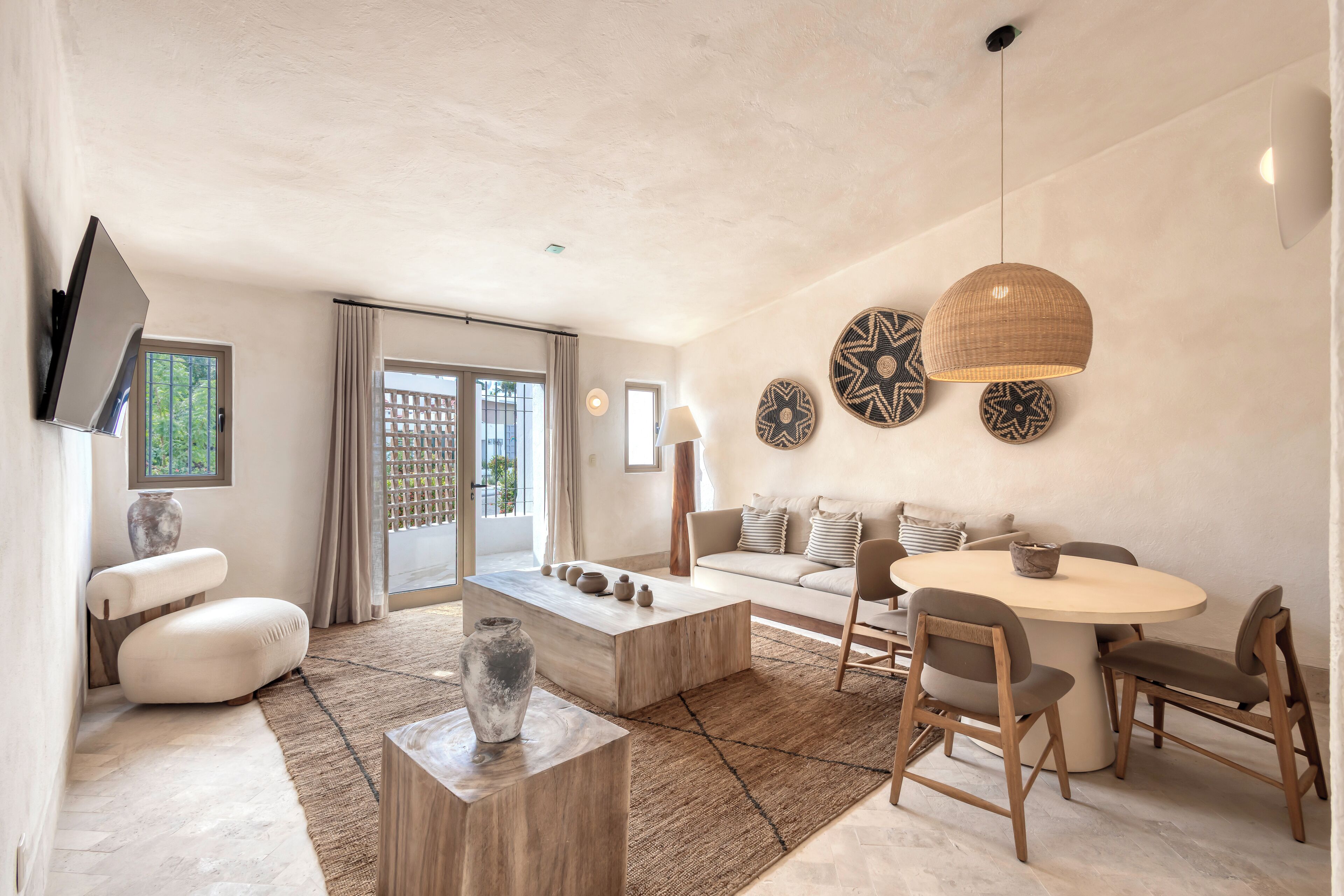 Leilighet – deluxe, 1 soverom, terrasse | Oppholdsrom | En 55-tommers smart-TV med kabel-kanaler samt fotballspill og bordtennis