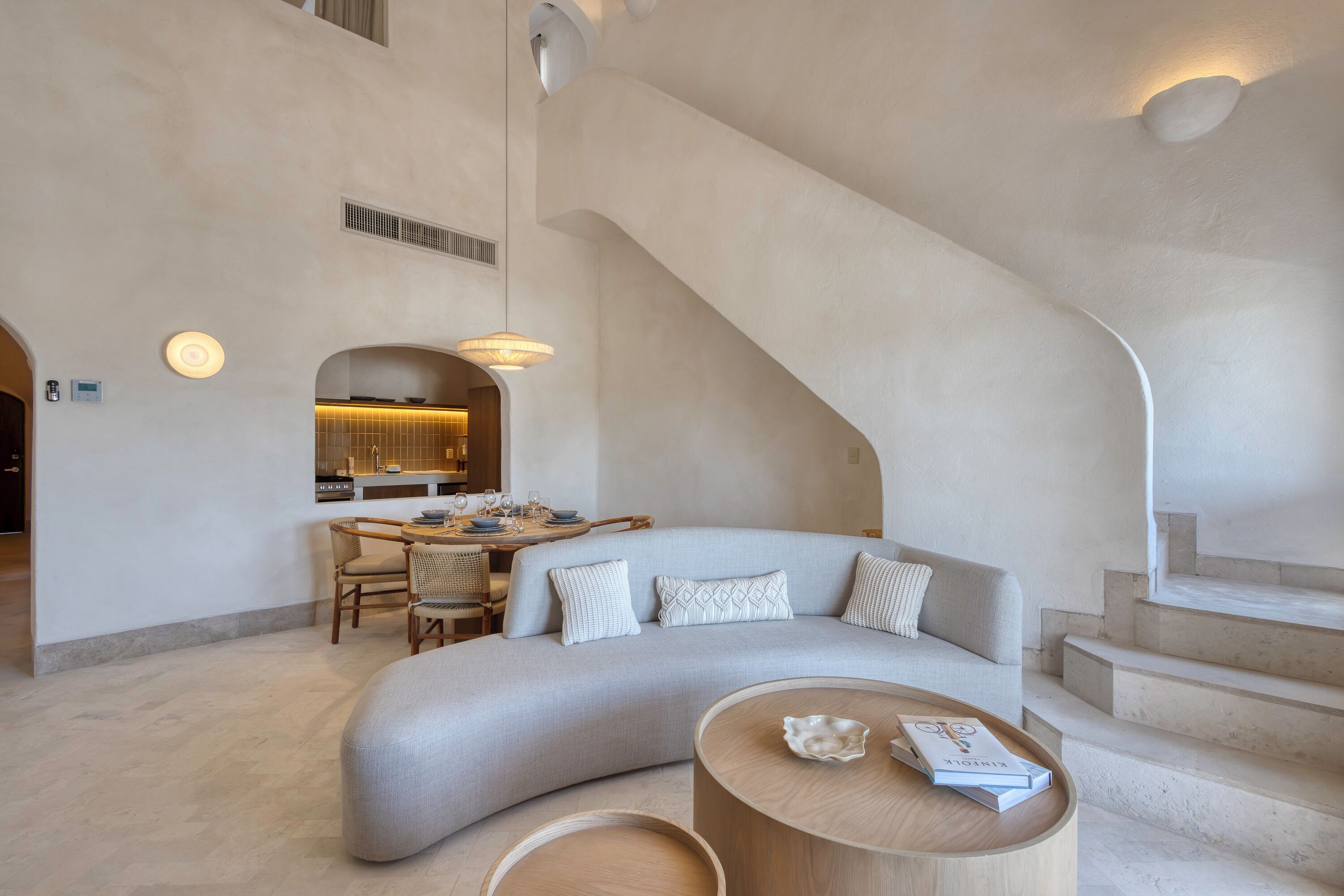 Deluxe-Penthouse, 2 Schlafzimmer, Balkon | Wohnzimmer | 55-Zoll-Smart-TV mit Digitalempfang, Tischfußball, Tischtennisplatte