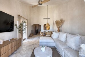 Penthouse Deluxe, 3 habitaciones, alberca privada | Televisión