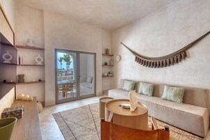 Apartamento Deluxe, 3 habitaciones, terraza | Sala de estar | Una Smart TV, un futbolín, una mesa de tenis de mesa, juguetes