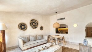 Ein modernes Wohnzimmer mit einer Couch, einem Couchtisch und dekorativen Wandbildern.