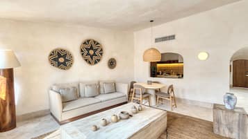 Apartamento Deluxe, 1 habitación, terraza | Sala de estar | Una Smart TV, un futbolín, una mesa de tenis de mesa, juguetes