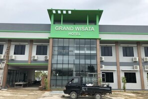 Exterior - Grand Wisata Hotel (Serabek River)