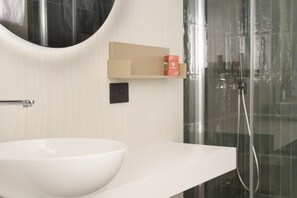 Regadera, secadora de cabello, bidet, toallas
