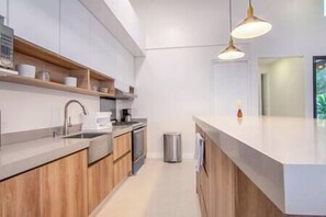 Refrigerador, microondas, horno, placa de cocina