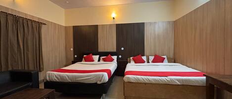 Chambre quadruple familiale | Bureau, accĂšs au Wi-Fi (inclus)