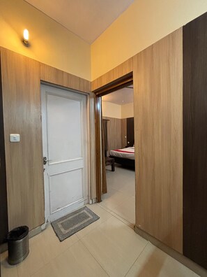 家庭四人房 | 浴室 | 淋浴設備、免費盥洗用品、毛巾、洗髮精