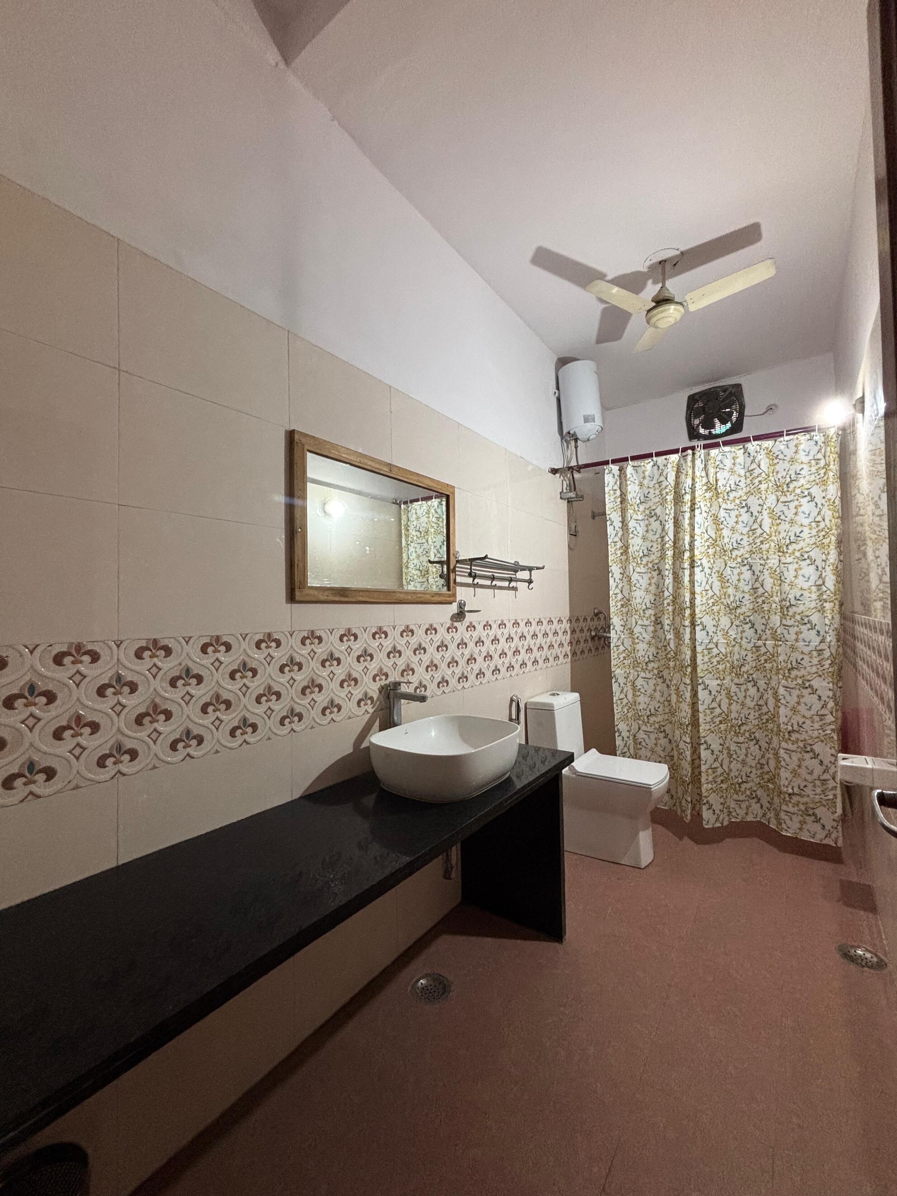 Habitación Deluxe doble | Baño | Ducha, artículos de higiene personal gratuitos, toallas y champú