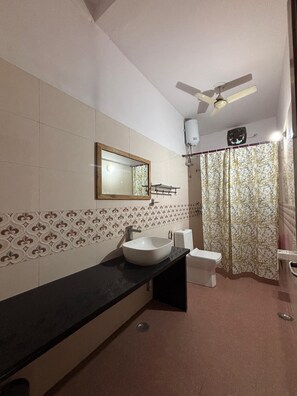 Deluxe Double Room | Bathroom | Shower, free toiletries, towels, shampoo - Bagga Vilas (Jaipur)
