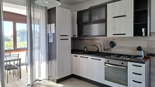 Una cocina moderna con estufa, horno y armarios.