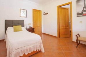 4 室のベッドルーム、アイロン / アイロン台、WiFi (無料)、ベッドシーツ