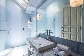 Dusche, Bidet, Handtücher, Seife