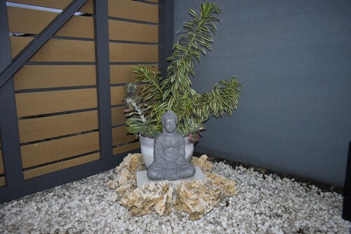 Feels like home 1 Bed retreat conveniently located to many places of interest.