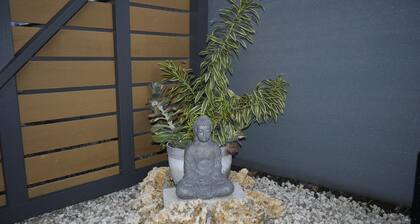 Feels like home 1 Bed retreat conveniently located to many places of interest.