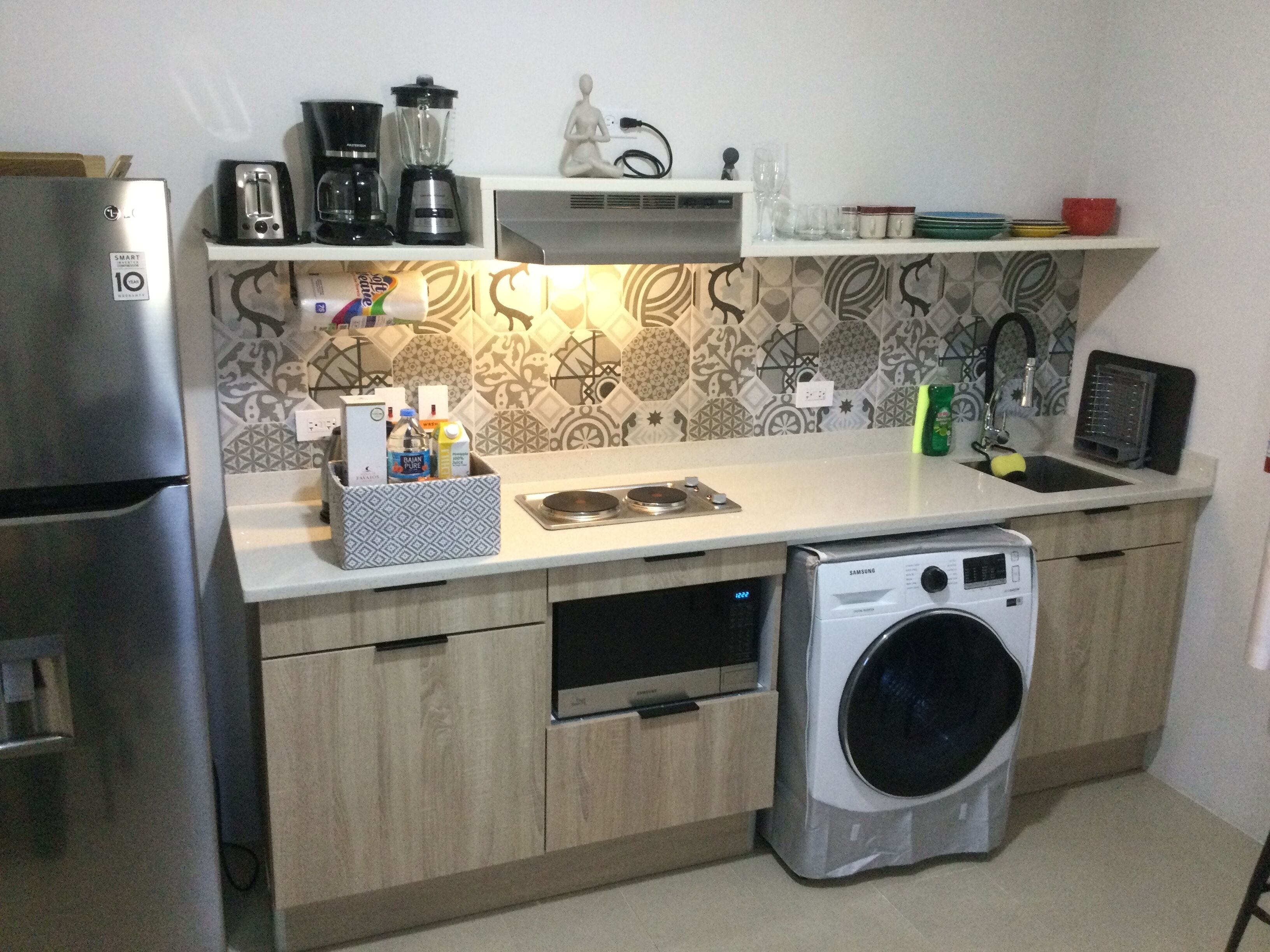 Fridge, microwave, stovetop, coffee/tea maker