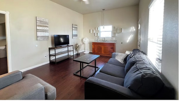 Living area - Private Rooms in San Antonio walk to downtown (San Antonio)