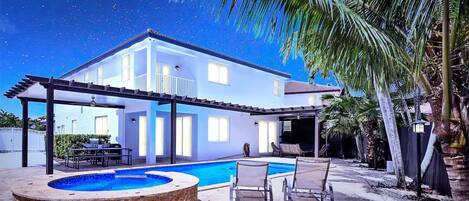 Una piscina al aire libre