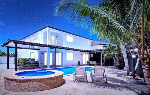 Luxury Villa 5BD/5BA Pool Jacuzzi Near Airport & Miami Perfect World Cup 2026
