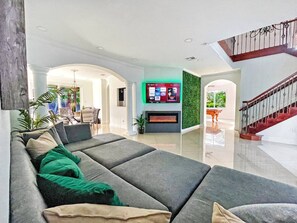 Smart TV, fireplace, books, stereo