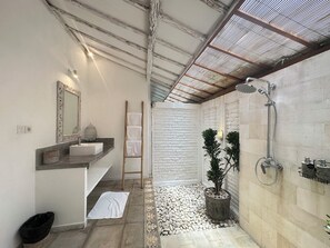 Grey Damai Villa, 2 Bedrooms, Garden View | Bathroom | Shower, soap, shampoo, toilet paper - Samudra Damai Villas (Pecatu)