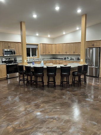 Fridge, microwave, oven, stovetop. Headquarters Lodge , Pollock’s newest lodging option , completed in January 2025