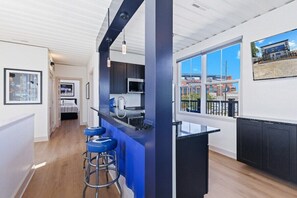 Apartment, Private Bathroom, City View (711 Top Unit) | Shared kitchen