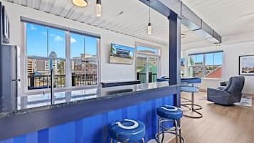 Apartment, Private Bathroom, City View (711 Top Unit) | Restaurant