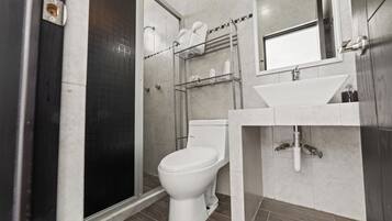 Comfort-Zimmer, Balkon, Bergblick | Badezimmer