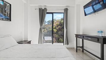 Habitación Confort, balcón, vista a la montaña | Cortinas blackout, tabla de planchar con plancha y wifi gratis