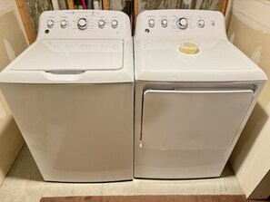 Deux machines à laver à chargement frontal dans une buanderie.
