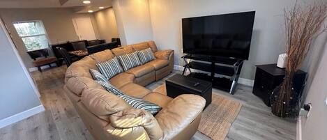 Téléviseur connecté, livres, sélection de musique, chaîne audio